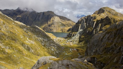 湖边岩层